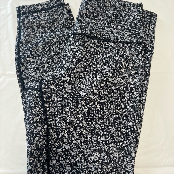 LULEMON LEGGINGS SIZE 8 .came with the bag!!! - Picture 6 of 10